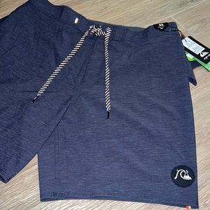 🌴 Quiksilver Highline piped 18” boardshorts 🌴
